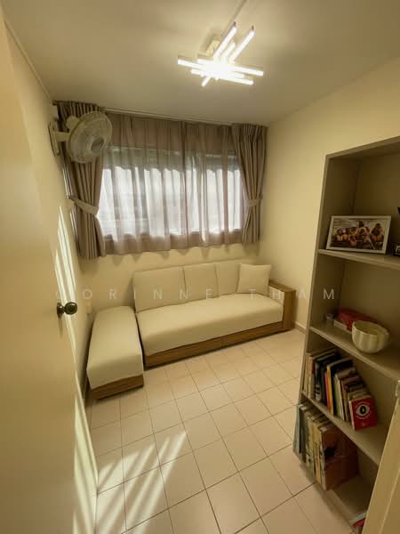 11 Holland Drive, 11 Holland Drive, 2 Bedrooms, 700 sqft, HDB Flat For Rent, by Corinne Tham, 500181179 - Living Room - PropertyGuru.com.sg