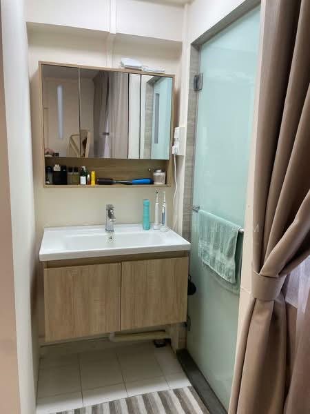 11 Holland Drive, 11 Holland Drive, 2 Bedrooms, 700 sqft, HDB Flat For Rent, by Corinne Tham, 500181179 - Vanity unit in master - PropertyGuru.com.sg