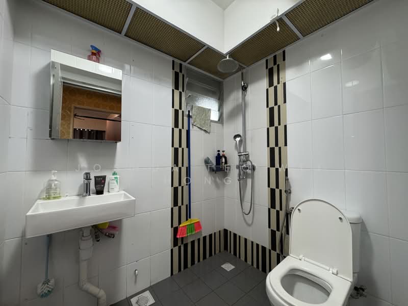 10B Bendemeer Light, 10B Bendemeer Road, 3 Bedrooms, 990 sqft, HDB Flat For Sale, by Joshua Teo Wei Hong, 500181224 - Bathroom - PropertyGuru.com.sg