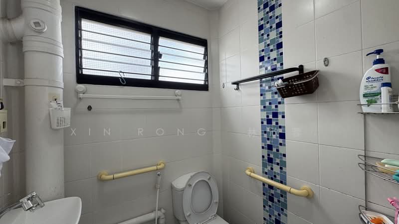 146 Woodlands Street 13, 146 Woodlands Street 13, 3 Bedrooms, 1,001 sqft, HDB Flat For Sale, by Xin Rong  林欣蓉., 500181248 - Bathroom - PropertyGuru.com.sg
