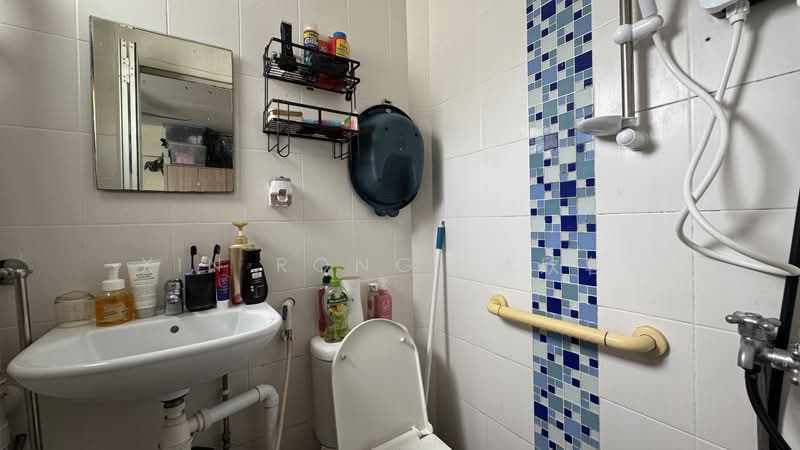 146 Woodlands Street 13, 146 Woodlands Street 13, 3 Bedrooms, 1,001 sqft, HDB Flat For Sale, by Xin Rong  林欣蓉., 500181248 - Bathroom - PropertyGuru.com.sg