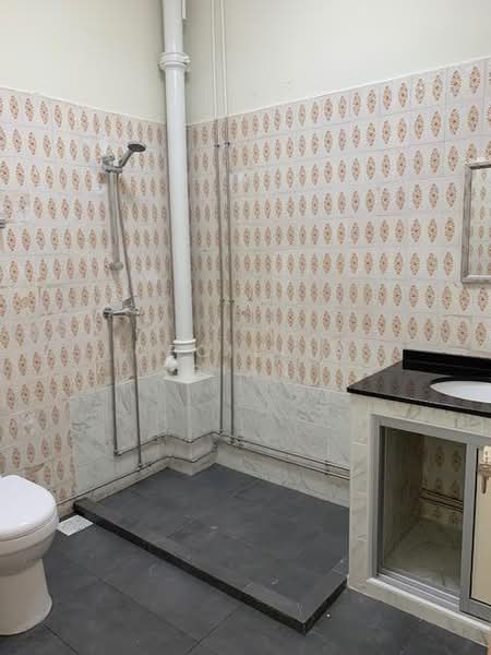 Leith Road, Leith Road, 4 Bedrooms, 2,000 sqft, Terraced House For Rent, by Cecillia Gian, 500181249 - Bathroom - PropertyGuru.com.sg