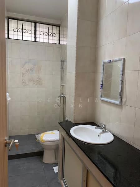 Leith Road, Leith Road, 4 Bedrooms, 2,000 sqft, Terraced House For Rent, by Cecillia Gian, 500181249 - Bathroom - PropertyGuru.com.sg