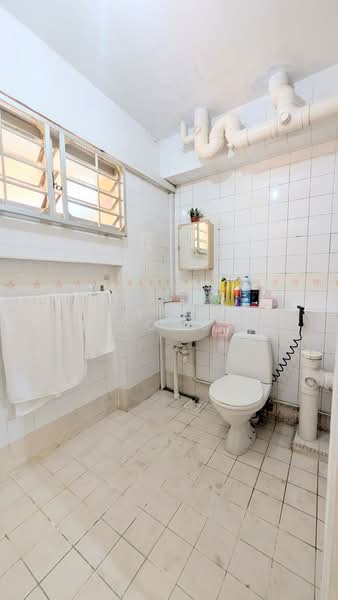 160 Pasir Ris Street 13, 160 Pasir Ris Street 13, 4 Bedrooms, 1,571 sqft, HDB Flat For Sale, by Karen Wong, 500181277 - Bathroom - PropertyGuru.com.sg