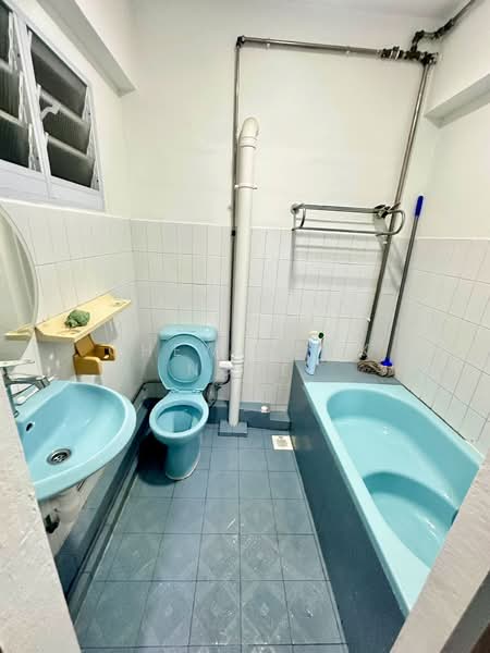 433 Yishun Avenue 6, 433 Yishun Avenue 6, 3 Bedrooms, 904 sqft, HDB Flat For Rent, by Chew Hock Ngee, 500181288 - Bathroom - PropertyGuru.com.sg