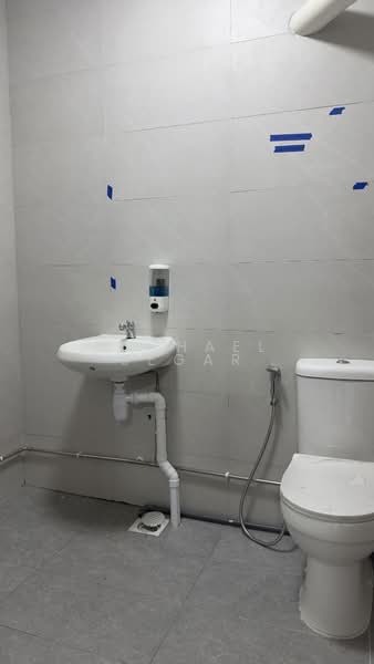 414 Bukit Batok West Avenue 4, 414 Bukit Batok West Avenue 4, 2 Bedrooms, 1,103 sqft, HDB Flat For Rent, by Michael Segar, 500181290 - Bathroom - PropertyGuru.com.sg