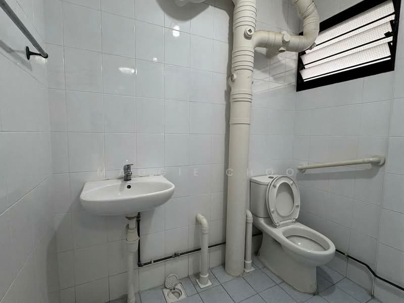 219A Jurong East Street 21, 219A Jurong East Street 21, 3 Bedrooms, 1,270 sqft, HDB Flat For Sale, by Maggie Choo, 500181294 - Bathroom - PropertyGuru.com.sg