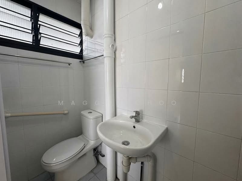 219A Jurong East Street 21, 219A Jurong East Street 21, 3 Bedrooms, 1,270 sqft, HDB Flat For Sale, by Maggie Choo, 500181294 - Bathroom - PropertyGuru.com.sg