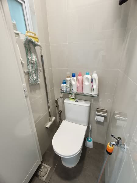 Aspen Loft, 170 Joo Chiat Terrace, 3 Bedrooms, 1,313 sqft, Condominium For Sale, by DESMOND TEO, 500181299 - Helper's toilet - PropertyGuru.com.sg