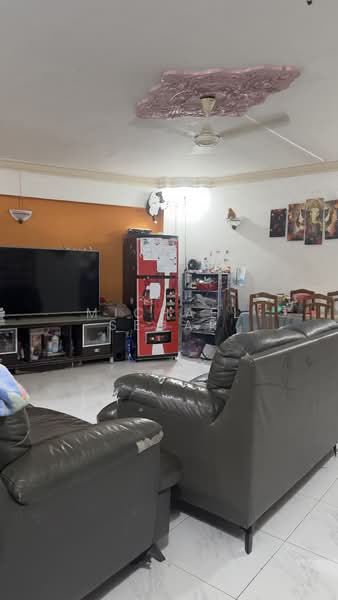 717 Jurong West Street 71, 717 Jurong West Street 71, 3 Bedrooms, 1,102 sqft, HDB Flat For Sale, by Michael Segar, 500181310 - Living Room - PropertyGuru.com.sg