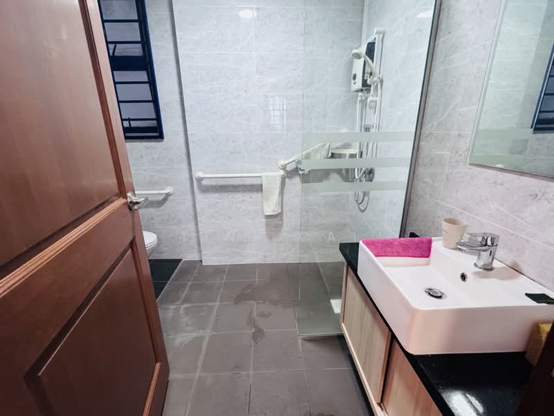 Kellett Court, 21 Shelford Road, 3 Bedrooms, 1,044 sqft, Condominium For Sale, by Tina Cai, 500181365 - Common Bathroom - PropertyGuru.com.sg