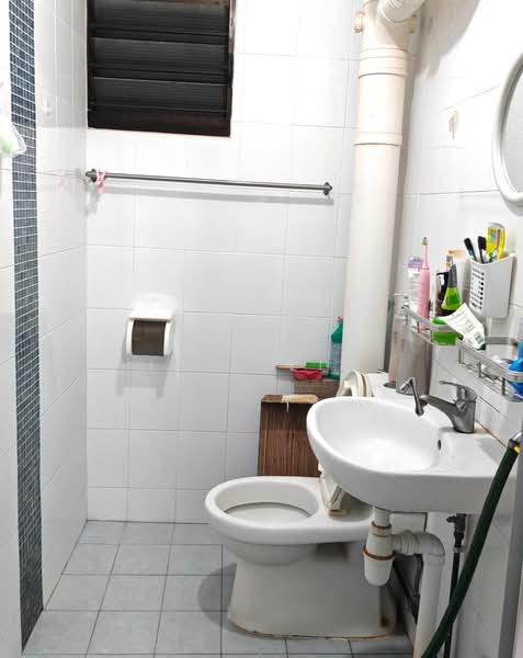 280 Bukit Batok East Avenue 3, 280 Bukit Batok East Avenue 3, 2 Bedrooms, 689 sqft, HDB Flat For Sale, by Iris Lim, 500181394 - Bathroom - PropertyGuru.com.sg