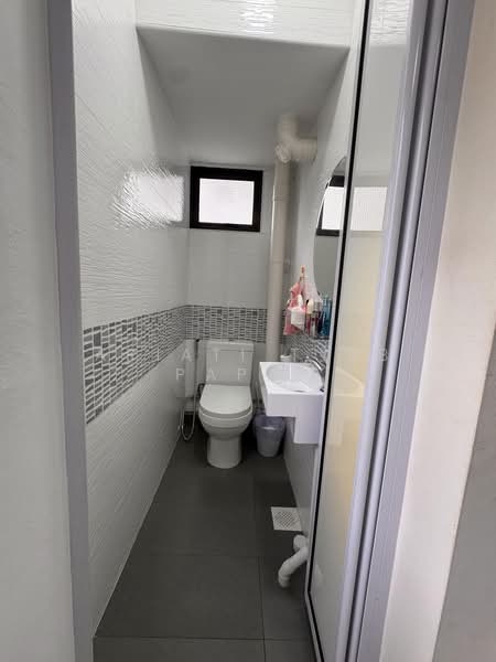 410 Pandan Gardens, 410 Pandan Gardens, 2 Bedrooms, 775 sqft, HDB Flat For Rent, by Ariati Tyeb Papar, 500181413 - Bathroom - PropertyGuru.com.sg