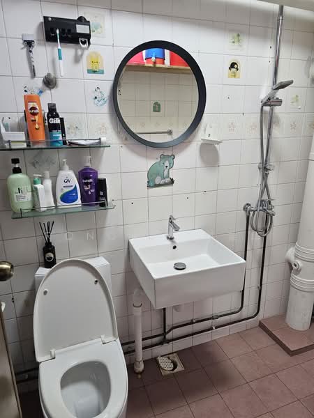 847 Jurong West Street 81, 847 Jurong West Street 81, Room Rental, 120 sqft, HDB Flat For Rent, by Zheng Ronghua 郑荣华, 500181428 - Bathroom - PropertyGuru.com.sg