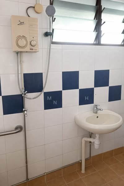910 Tampines Street 91, 910 Tampines Street 91, 3 Bedrooms, 1,119 sqft, HDB Flat For Sale, by Kim Wah Ng, 500181443 - Bathroom - PropertyGuru.com.sg