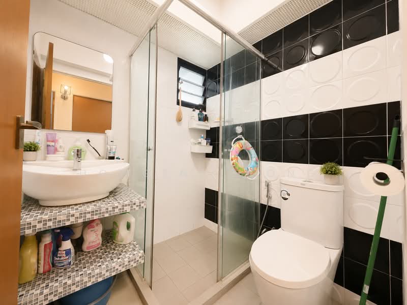 547A Segar Road, 547A Segar Road, 3 Bedrooms, 990 sqft, HDB Flat For Sale, by Howgene Leong, 500181470 - Bathroom - PropertyGuru.com.sg