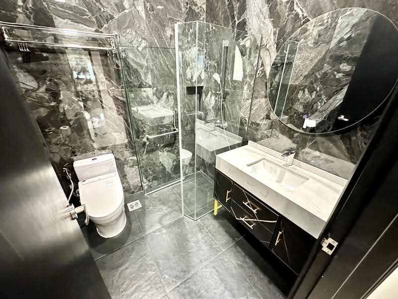 King's Drive, King's Drive, 5 Bedrooms, 4,000 sqft, Semi-Detached House For Rent, by Darryl Tan, 500181481 - 1st Storey - Guest Bathroom - PropertyGuru.com.sg