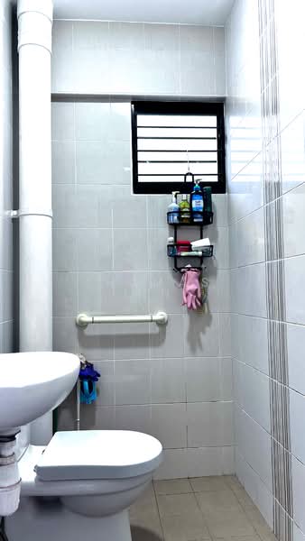 172 Yishun Avenue 7, 172 Yishun Avenue 7, 2 Bedrooms, 689 sqft, HDB Flat For Sale, by Thomas Lin, 500181485 - Bathroom - PropertyGuru.com.sg