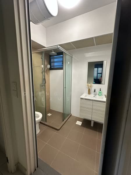 445A Clementi Avenue 3, 445A Clementi Avenue 3, Room Rental, 200 sqft, HDB Flat For Rent, by Oling Puspa Alamsjah, 500181505 - Bathroom - PropertyGuru.com.sg
