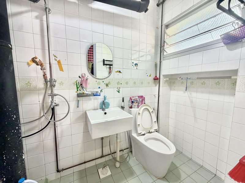 321 Tampines Street 33, 321 Tampines Street 33, 4 Bedrooms, 1,378 sqft, HDB Flat For Sale, by Hidayat Shariff, 500181572 - Bathroom - PropertyGuru.com.sg