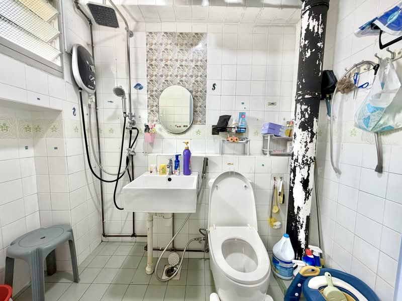 321 Tampines Street 33, 321 Tampines Street 33, 4 Bedrooms, 1,378 sqft, HDB Flat For Sale, by Hidayat Shariff, 500181572 - Bathroom - PropertyGuru.com.sg