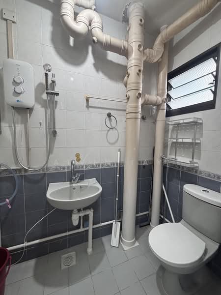 686B Choa Chu Kang Crescent, 686B Choa Chu Kang Crescent, 3 Bedrooms, 1,184 sqft, HDB Flat For Sale, by Alvin Tay, 500181589 - Bathroom - PropertyGuru.com.sg