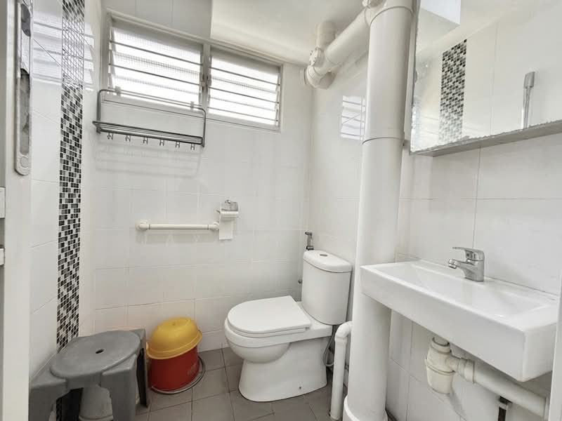560 Ang Mo Kio Avenue 10, 560 Ang Mo Kio Avenue 10, 3 Bedrooms, 990 sqft, HDB Flat For Sale, by Jayden Teoh, 500181591 - Bathroom - PropertyGuru.com.sg
