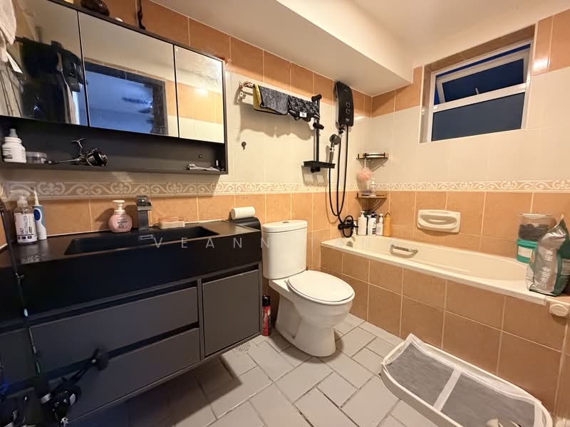 The Woodgrove, 3 Woodgrove Drive, 3 Bedrooms, 1,033 sqft, Apartment For Sale, by Veann Tang, 500181604 - Master bathroom - PropertyGuru.com.sg