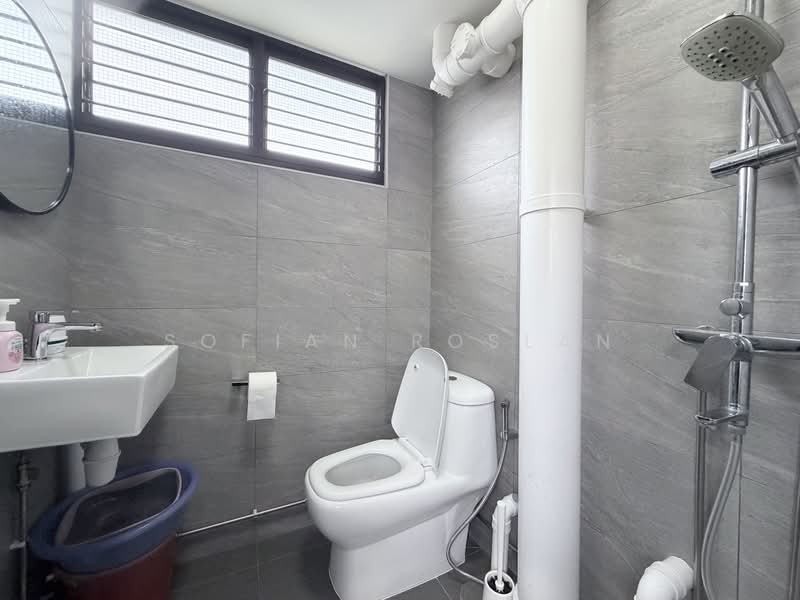 402 Bedok North Avenue 3, 402 Bedok North Avenue 3, 3 Bedrooms, 990 sqft, HDB Flat For Sale, by Sofian Roslan, 500181616 - Bathroom - PropertyGuru.com.sg