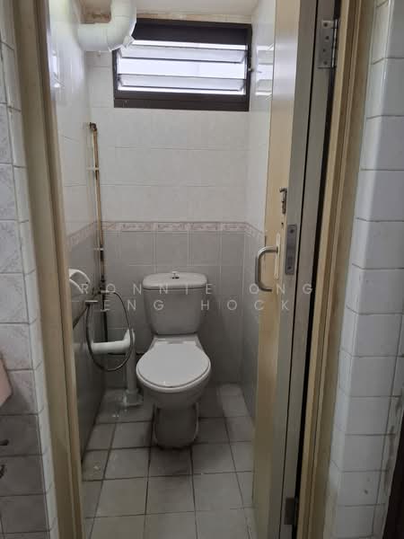 13 Telok Blangah Crescent, 13 Telok Blangah Crescent, 2 Bedrooms, 818 sqft, HDB Flat For Sale, by Ronnie Ong Eng Hock, 500181646 - Bathroom - PropertyGuru.com.sg