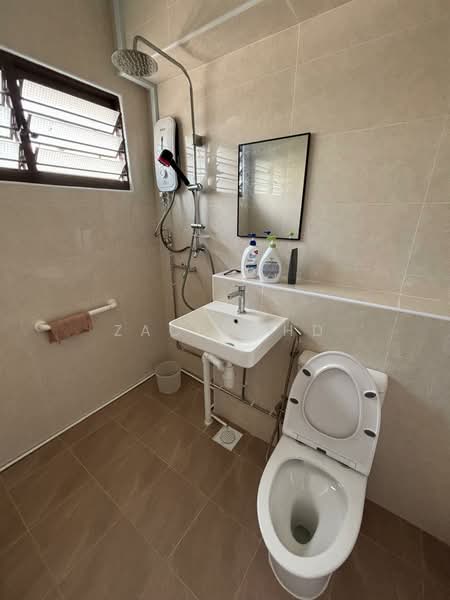 859 Woodlands Street 83, 859 Woodlands Street 83, 4 Bedrooms, 1,302 sqft, HDB Flat For Rent, by Zac Mohd, 500181666 - Bathroom - PropertyGuru.com.sg
