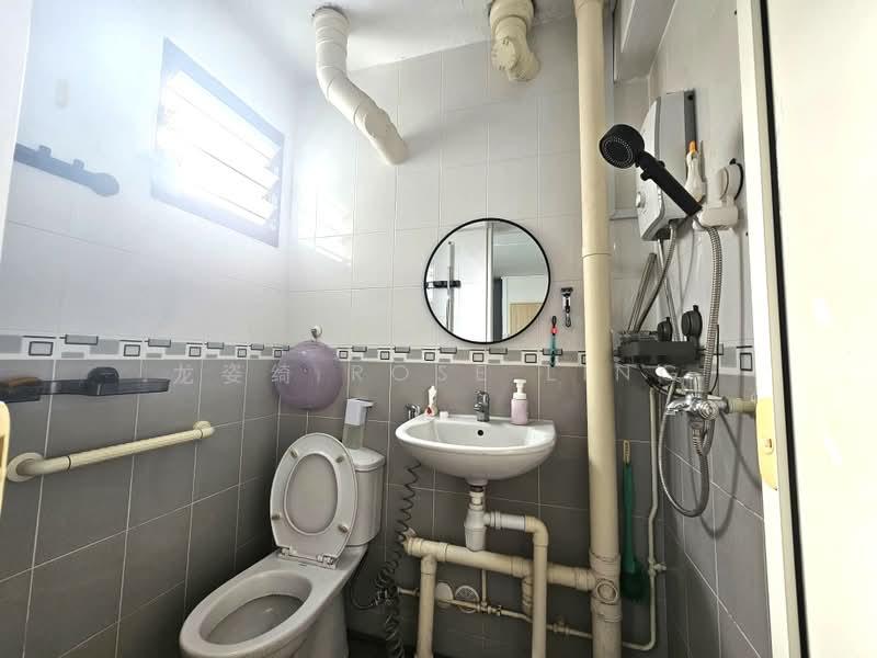 106 Aljunied Crescent, 106 Aljunied Crescent, 2 Bedrooms, 721 sqft, HDB Flat For Sale, by 龙姿绮 Rose Ling, 500181683 - Bathroom - PropertyGuru.com.sg