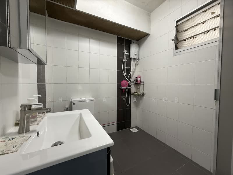 815B Choa Chu Kang Avenue 7, 815B Choa Chu Kang Avenue 7, 3 Bedrooms, 1,001 sqft, HDB Flat For Sale, by Shasha Ya'kob, 500181702 - Bathroom - PropertyGuru.com.sg