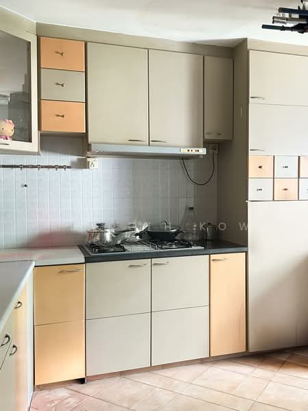 240 Lorong 1 Toa Payoh, 240 Lorong 1 Toa Payoh, 3 Bedrooms, 1,571 sqft, HDB Flat For Sale, by Kenneth Kow, 500181709 - Kitchen (current) - PropertyGuru.com.sg