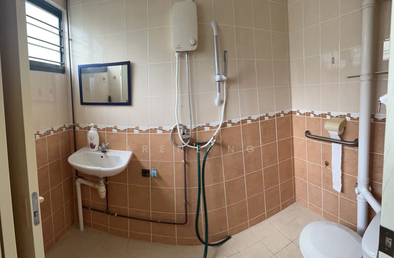 648 Ang Mo Kio Avenue 5, 648 Ang Mo Kio Avenue 5, 3 Bedrooms, 1,065 sqft, HDB Flat For Sale, by Irene NG, 500181736 - Bathroom - PropertyGuru.com.sg