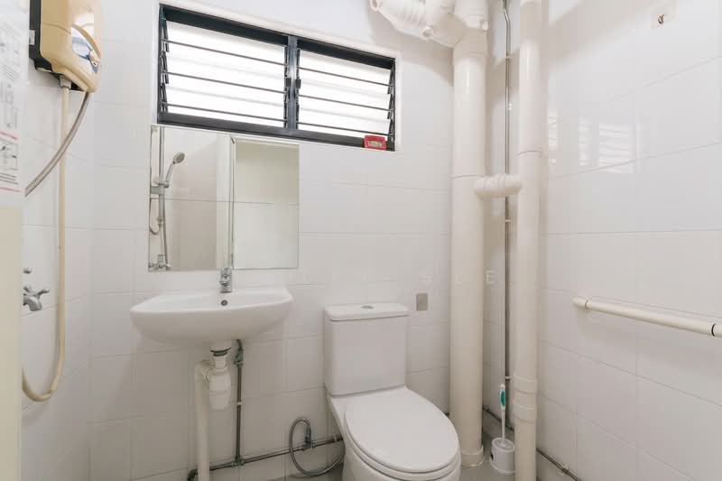 335 Woodlands Street 32, 335 Woodlands Street 32, 3 Bedrooms, 893 sqft, HDB Flat For Sale, by Lester See, 500181803 - Bathroom - PropertyGuru.com.sg