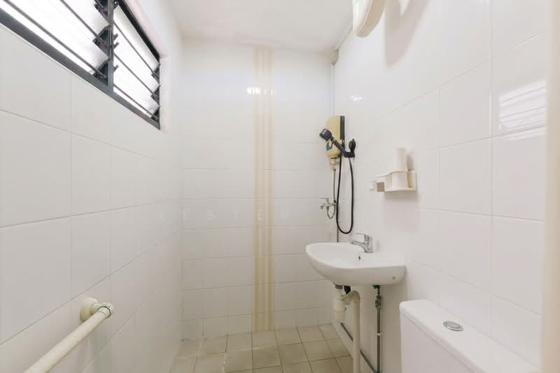 335 Woodlands Street 32, 335 Woodlands Street 32, 3 Bedrooms, 893 sqft, HDB Flat For Sale, by Lester See, 500181803 - Bathroom - PropertyGuru.com.sg
