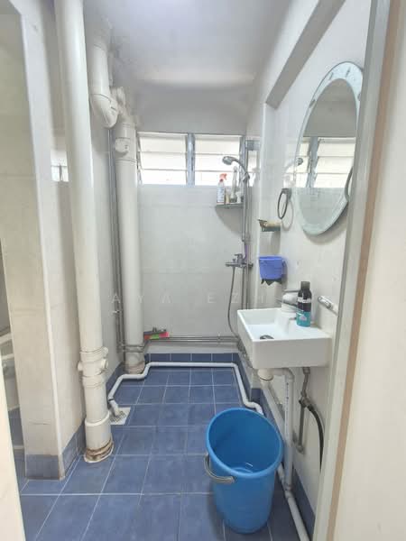 33 Teban Gardens Road, 33 Teban Gardens Road, 2 Bedrooms, 795 sqft, HDB Flat For Sale, by Jaya Ezhil, 500181823 - Bathroom - PropertyGuru.com.sg