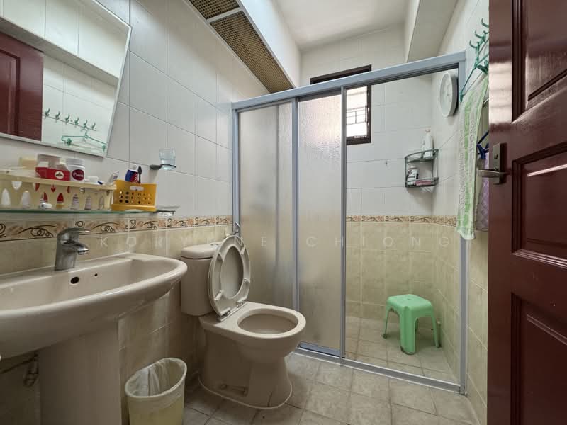 182 Bedok North Road, 182 Bedok North Road, 3 Bedrooms, 915 sqft, HDB Flat For Sale, by Korynne Chiong, 500181843 - Bathroom - PropertyGuru.com.sg