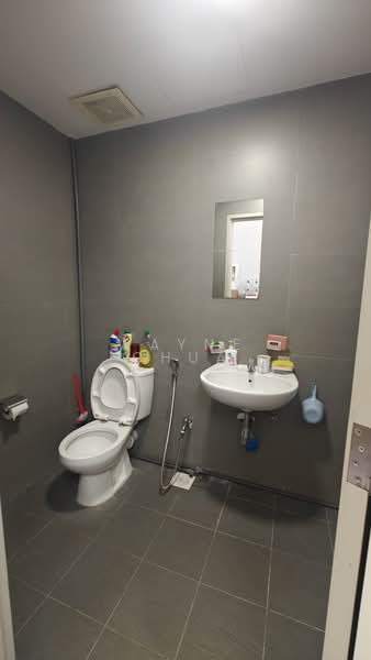 CT Hub 2, 114 Lavender Street, 969 sqft, Light Industrial (B1) For Rent, by Wayne Chua, 500181850 - Bathroom - CommercialGuru.com.sg