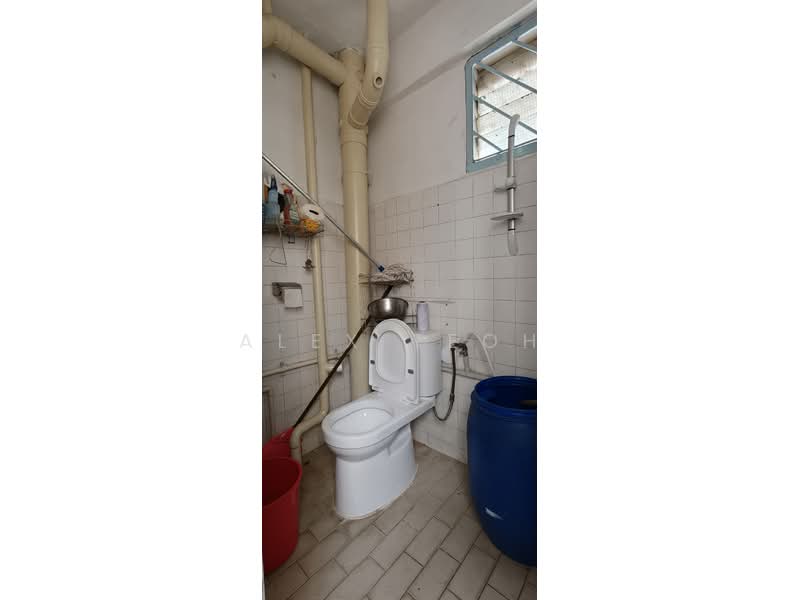347 Bukit Batok Street 34, 347 Bukit Batok Street 34, 3 Bedrooms, 947 sqft, HDB Flat For Rent, by Alex Teoh, 500181894 - Bathroom - PropertyGuru.com.sg