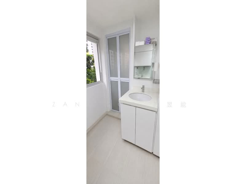 327 Clementi Avenue 5, 327 Clementi Avenue 5, 2 Bedrooms, 882 sqft, HDB Flat For Rent, by Zane Soo 苏昱能, 500181963 - Bathroom - PropertyGuru.com.sg