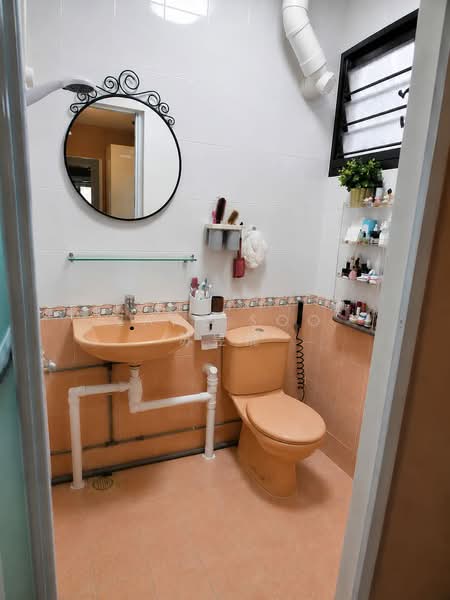 327 Clementi Avenue 5, 327 Clementi Avenue 5, 2 Bedrooms, 882 sqft, HDB Flat For Rent, by Zane Soo 苏昱能, 500181963 - Bathroom - PropertyGuru.com.sg