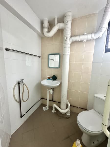 456 Jurong West Street 41, 456 Jurong West Street 41, 3 Bedrooms, 1,076 sqft, HDB Flat For Sale, by Neo Guo Xing, 500181973 - Bathroom - PropertyGuru.com.sg