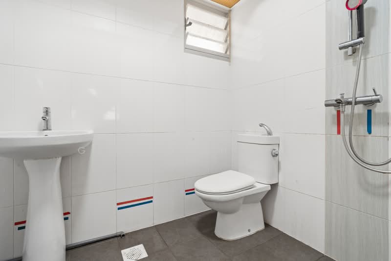 185C Woodlands Street 13, 185C Woodlands Street 13, 2 Bedrooms, 732 sqft, HDB Flat For Sale, by Gerald Cheang, 500182078 - Bathroom - PropertyGuru.com.sg