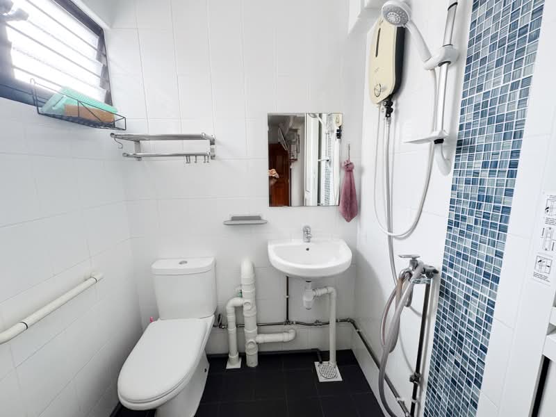 704 Hougang Avenue 2, 704 Hougang Avenue 2, Room Rental, 125 sqft, HDB Flat For Rent, by Shi Yi Oh, 500182176 - Bathroom HIP renovated - PropertyGuru.com.sg