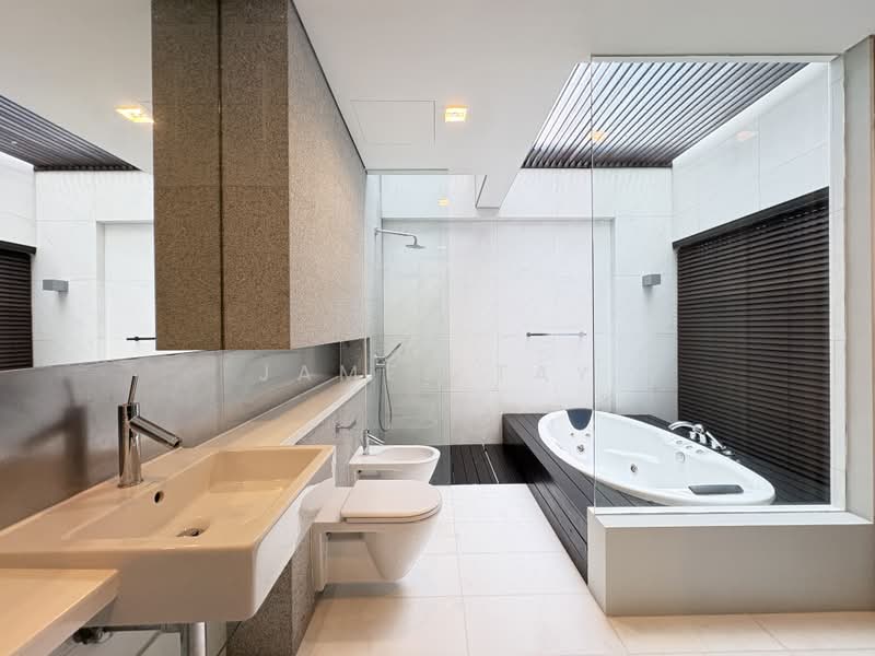 Beautiful Detached with Pool and 5 En-suites D10, , 5 Bedrooms, 7,400 sqft, Detached House For Rent, by James Tay, 500182184 - Bathroom - PropertyGuru.com.sg
