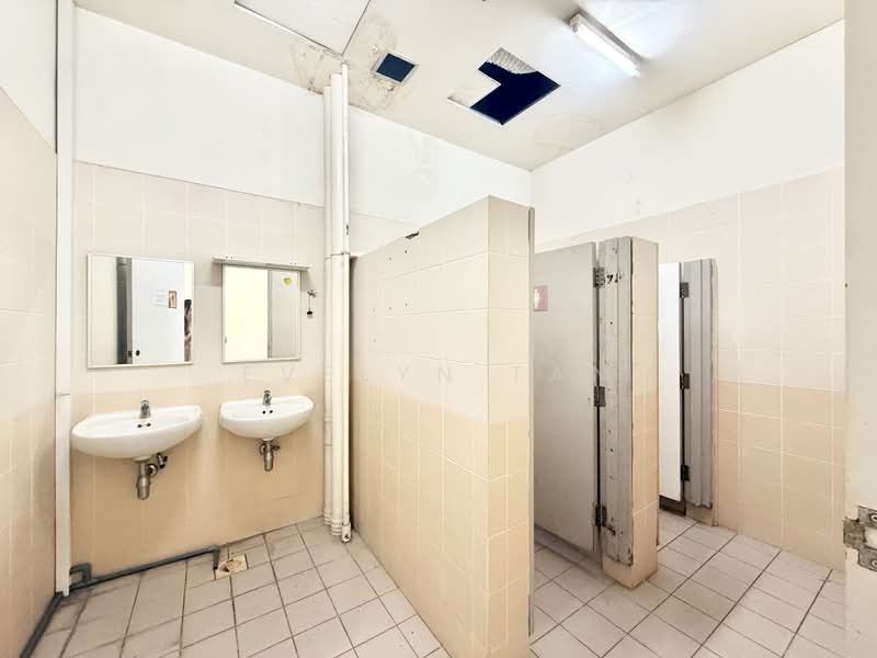 Paya Ubi Industrial Park, 51 Ubi Avenue 1, 2,300 sqft, Light Industrial (B1) For Rent, by Evelyn Tan, 500182301 - Bathroom - CommercialGuru.com.sg