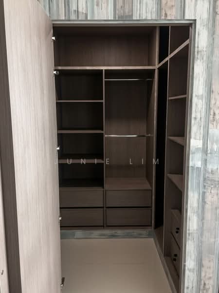 70C Telok Blangah Heights, 70C Telok Blangah Heights, 3 Bedrooms, 1,001 sqft, HDB Flat For Rent, by Junie Lim, 500182326 - Walk in wardrobe - PropertyGuru.com.sg