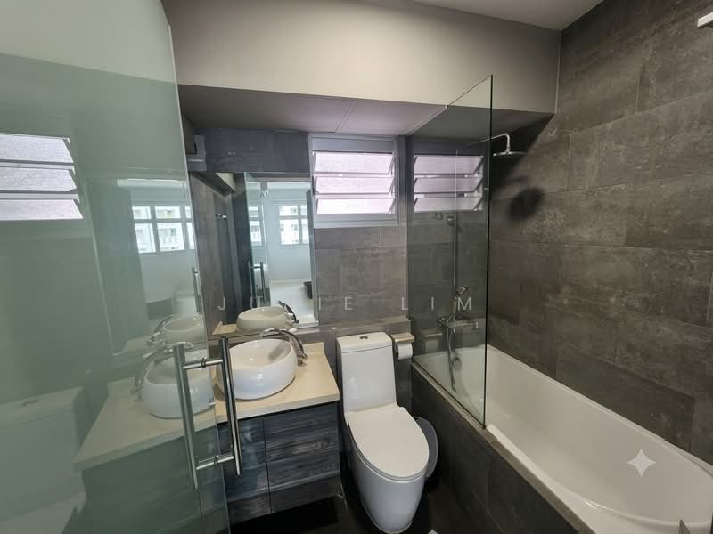 70C Telok Blangah Heights, 70C Telok Blangah Heights, 3 Bedrooms, 1,001 sqft, HDB Flat For Rent, by Junie Lim, 500182326 - Bathroom - PropertyGuru.com.sg